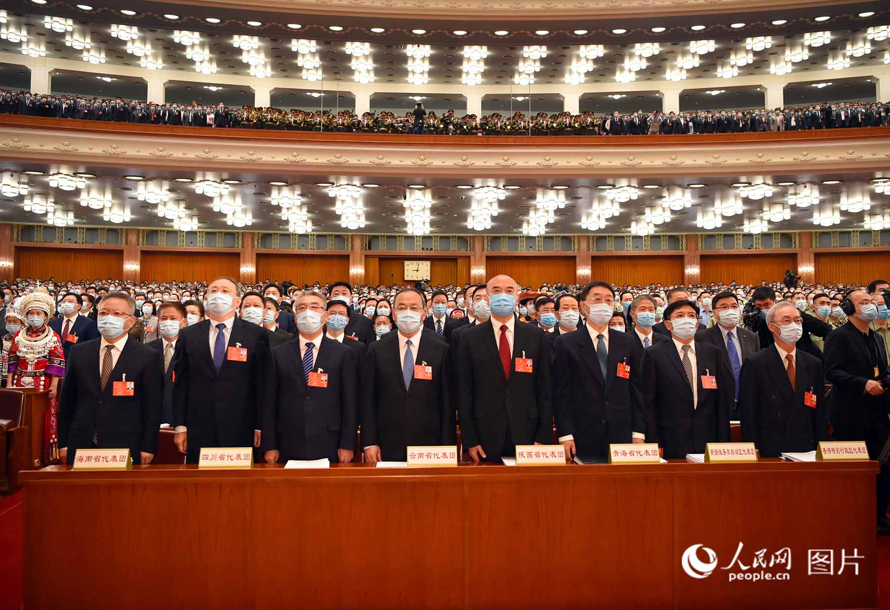 代表們高唱國歌。人民日報、人民網(wǎng)記者 雷聲 攝