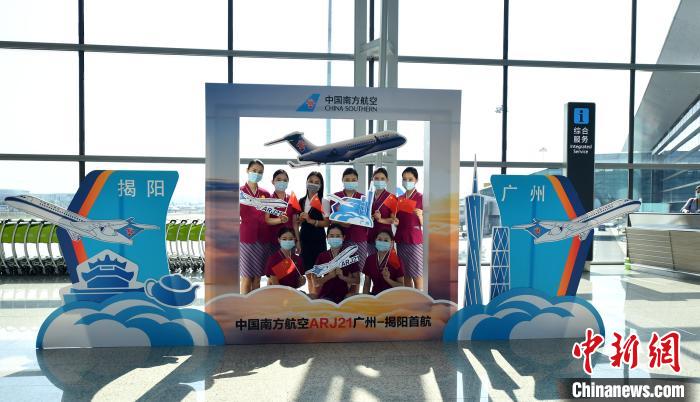 南航首架國(guó)產(chǎn)ARJ21飛機(jī)正式投入商業(yè)運(yùn)營(yíng)?！〖| 攝