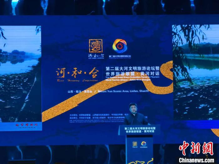依舊是一身中山裝，在山西臨汾云丘山上，單霽翔開啟他的第N次演講。年近七旬的他，一如既往，奔波在中華文化守護(hù)之路上?！「哂昵?攝