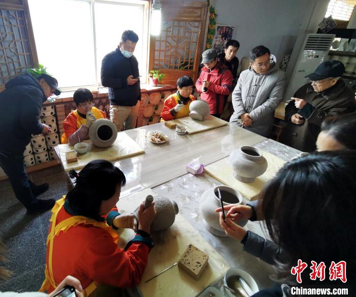 陽城縣僑楓瓷業(yè)有限公司的陶瓷體驗館內(nèi)一片忙碌?！罱苡?攝