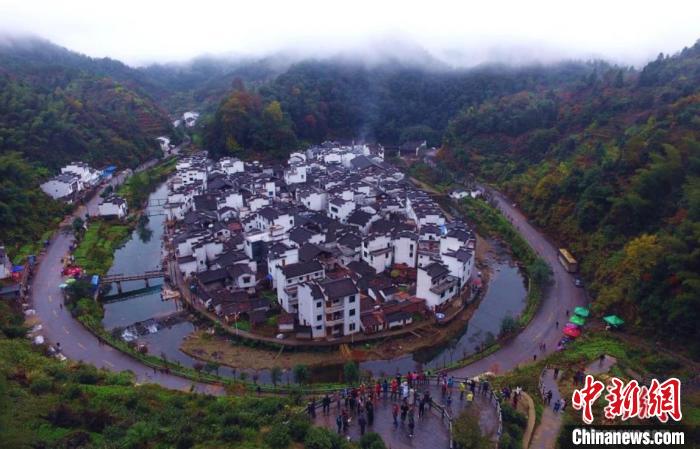 航拍美麗山村江西婺源縣大鄣山鄉(xiāng)菊徑村。村莊山環(huán)水繞，小河成大半圓型，被譽為“中國最圓的村莊”。(資料圖) 劉占昆 攝