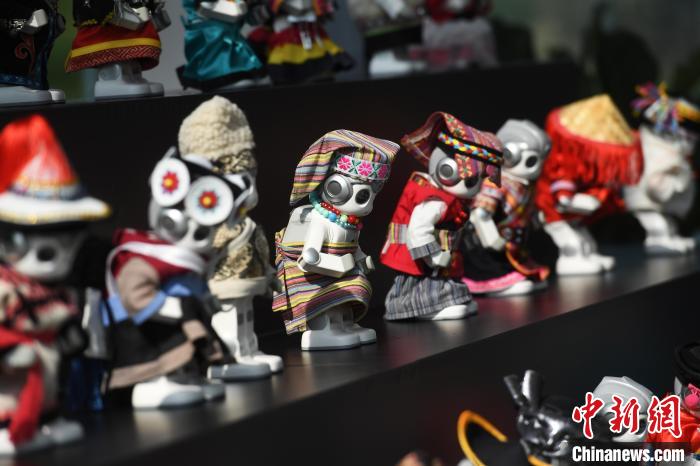 圖為重慶兩江新區(qū)禮嘉智慧公園展示的機(jī)器人?！￡惓?攝