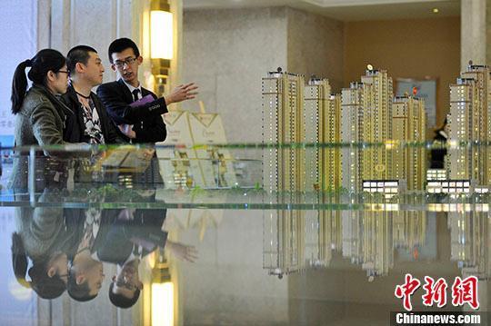 資料圖：置業(yè)顧問向民眾推薦商品房戶型。 <a target='_blank' href='http://www.chinanews.com/'>中新社</a>記者 韋亮 攝