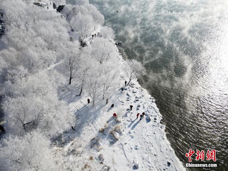 航拍松花江岸霧?。河駱洵傊Κq若仙境