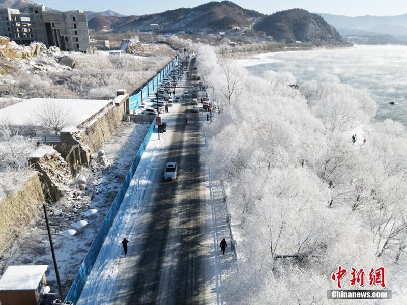 航拍松花江岸霧?。河駱洵傊Κq若仙境