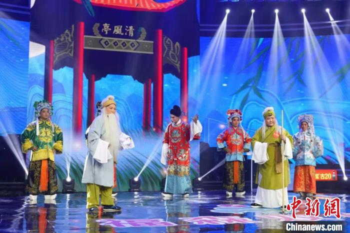 圖為1月31日，小選手們?cè)诶夼_(tái)賽現(xiàn)場(chǎng)表演?！∶峡?攝
