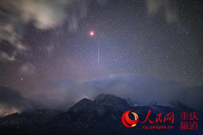 獅子座流星，拖著長長的尾帶，從天際劃過（攝于云南麗江玉龍雪山）。 戴建峰攝
