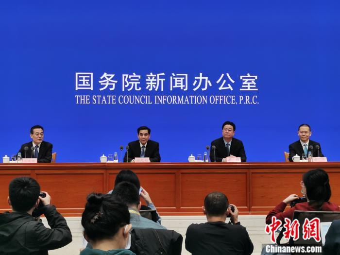 2月26日，國新辦就就業(yè)和社會保障有關(guān)情況舉行發(fā)布會。<a target='_blank' href='http://www.chinanews.com/' _fcksavedurl='http://www.chinanews.com/' _fcksavedurl='http://www.chinanews.com/' >中新網(wǎng)</a>記者 李金磊 攝