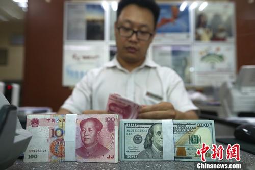 資料圖：一銀行工作人員清點(diǎn)貨幣。<a target='_blank' href='http://www.chinanews.com/'>中新社</a>記者 張云 攝