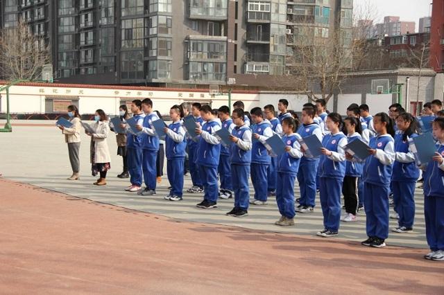 北京市佟麟閣學(xué)校開(kāi)展“緬懷先烈 致敬英雄”主題活動(dòng)