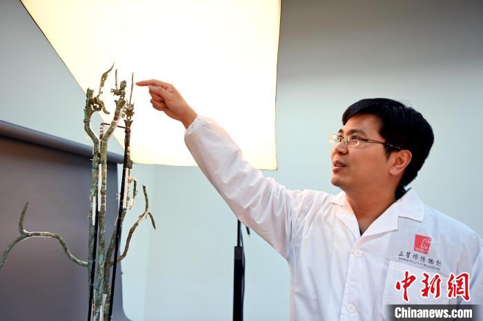 余健介紹三星堆3號(hào)青銅神樹修復(fù)情況?！“苍?攝