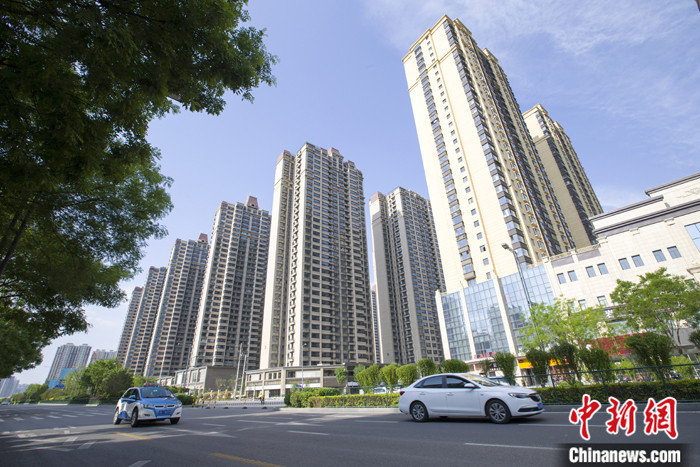 5月17日，山西太原，車輛從一樓盤前經(jīng)過。 <a target='_blank' href='http://www.chinanews.com/'>中新社</a>記者 張?jiān)?攝 　