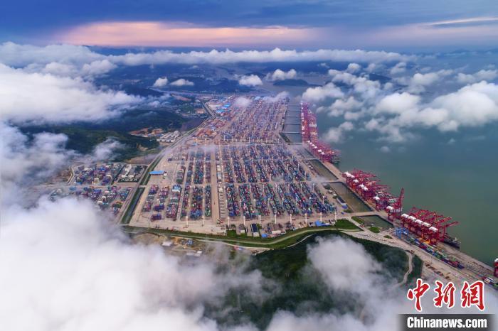 寧波港口一景?！∩蚍f俊 攝
