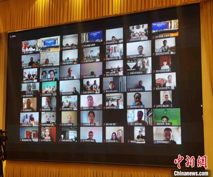 在俄羅斯的新疆籍僑胞、留學生代表等通過視頻連線與在中國新疆的僑眷“云相聚”?！『舞?攝