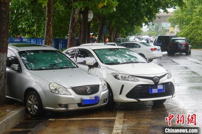 鄭州街頭因暴雨受損的車輛?！Ⅸi 攝
