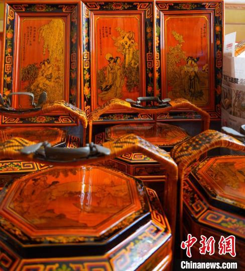 陳光遠(yuǎn)創(chuàng)作的描金畫(huà)作品 趙宇統(tǒng) 攝
