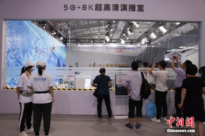 5G 8K超高清演播室吸引參觀者。 <a target='_blank' href='http://www.chinanews.com/'>中新社</a>記者 蔣啟明 攝 　