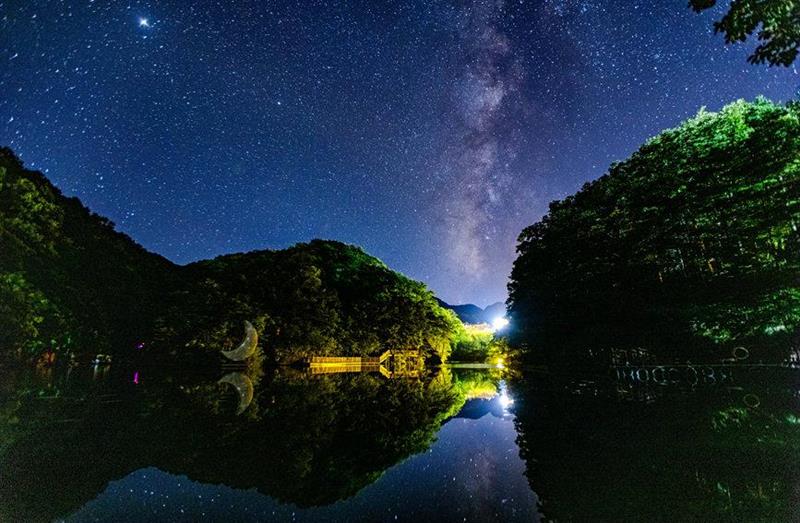 如夢(mèng)似幻！洛陽白云山星空絕美 銀河橫跨天際