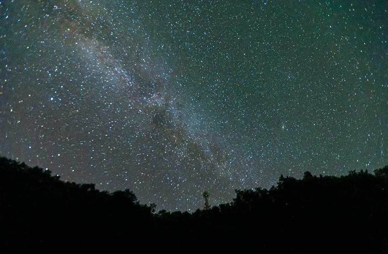 如夢(mèng)似幻！洛陽白云山星空絕美 銀河橫跨天際