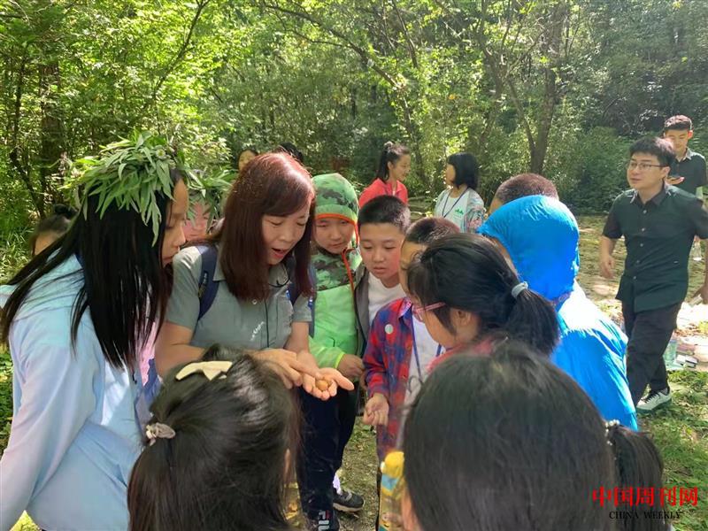 曹梅梅帶著孩子們一起走進(jìn)大自然，開展保護(hù)野生動(dòng)植物的主題授課。（郭朋勃 拍攝）.jpg