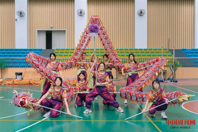 “大體育”課程，華僑中學(xué)女子舞龍隊首次參加全國錦標(biāo)賽掠影.jpg