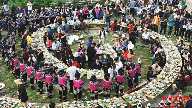 千年長(zhǎng)街古宴萬(wàn)人樂作狂歡.jpg