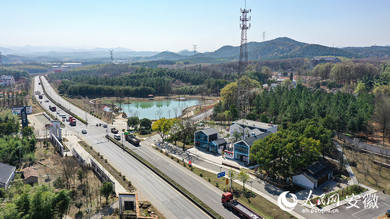 俯瞰位于皖南川藏線入口附近的鼓樓鋪子公路驛站。