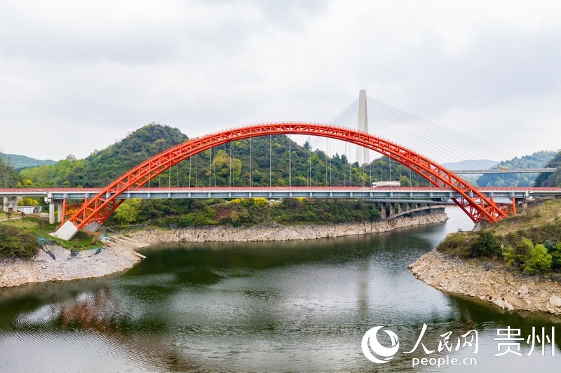 長(zhǎng)270米，主跨180米的花魚(yú)洞大橋。人民網(wǎng)記者 涂敏攝