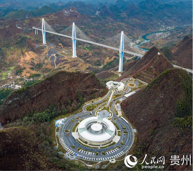 平塘特大橋“天空之橋”服務(wù)區(qū)。人民網(wǎng)記者 涂敏攝