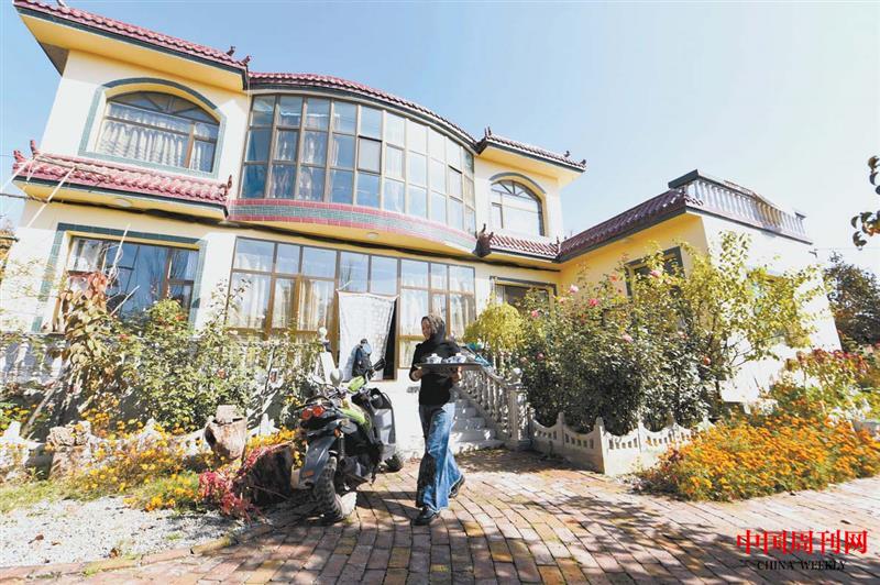 開牛肉面店致富返鄉(xiāng)后的譚明德、馬曉瑛夫婦不僅蓋起2層樓房，還開辦了一家農(nóng)家院.jpg