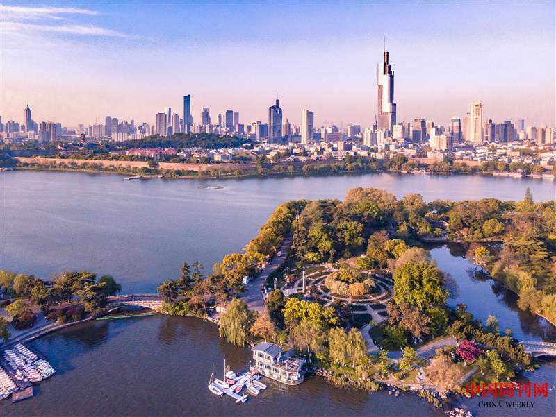 攝圖網(wǎng)_501765662_晨光里的南京玄武湖與地標建筑紫峰大廈(企業(yè)商用).jpg