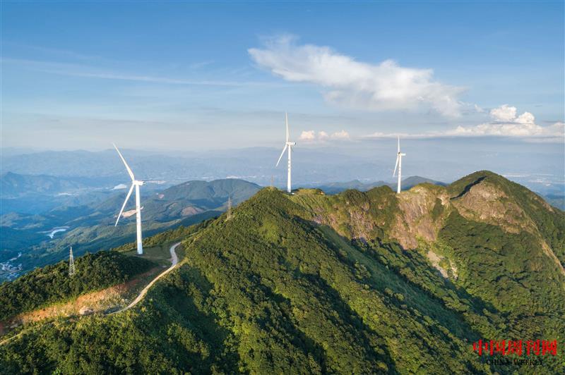 攝圖網(wǎng)_501658436_廣東河源缺牙山風(fēng)力發(fā)電機(jī)(企業(yè)商用).jpg